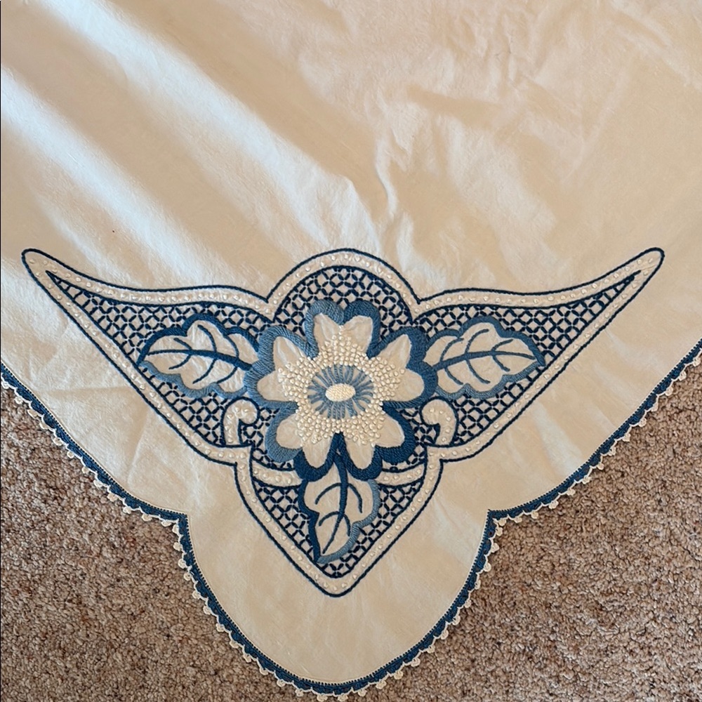 White Tablecloth with Blue Floral Embroidery Vintage - Picture 4 of 6